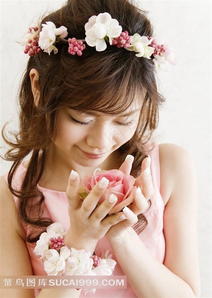 手捧玫瑰花的新娘写真