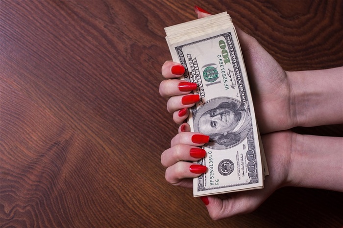 捧着美金的双手高清图片
