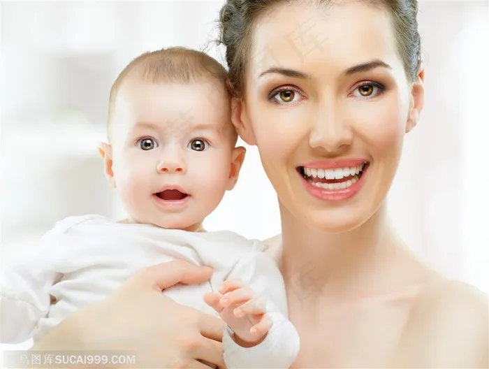 母婴用品广告元素 抱着外国可爱宝宝的时尚妈妈家庭图片