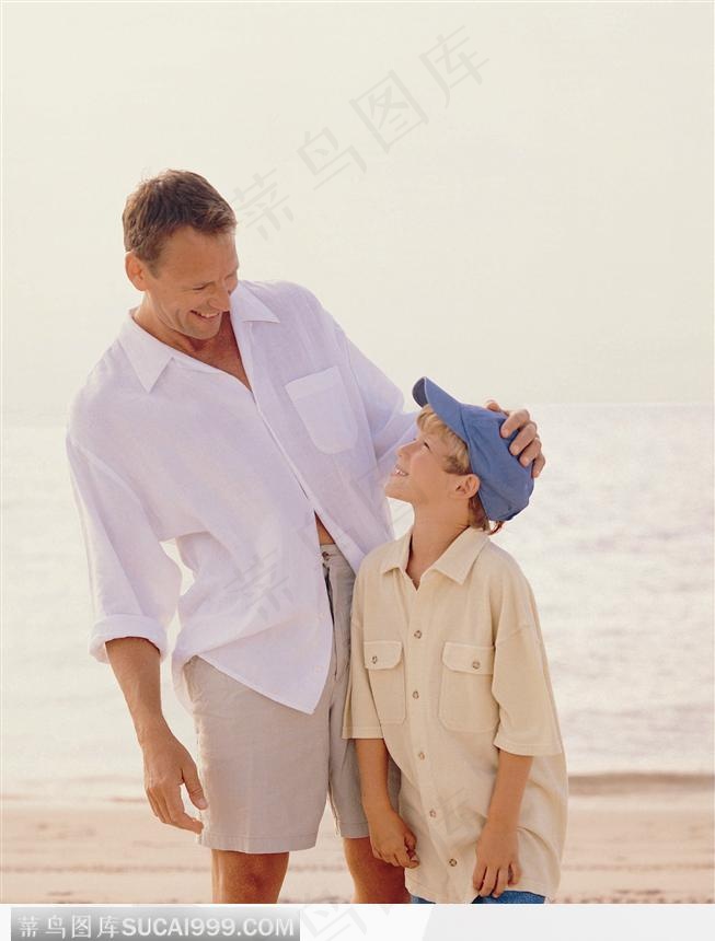 沙滩上的父子