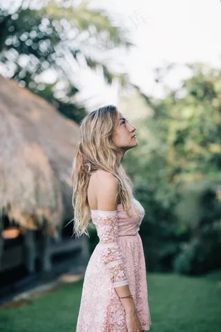 侧颜气质长发美女图片