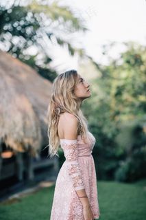 侧颜气质长发美女图片 侧颜气质长发美女图片