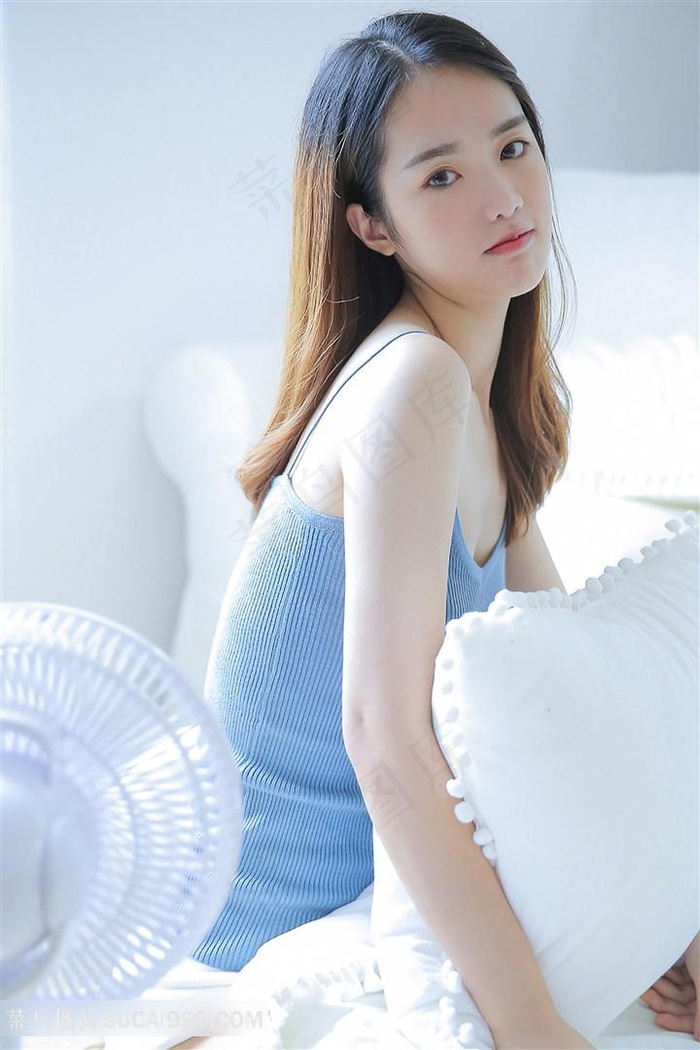 抱着枕头的高清美女图片
