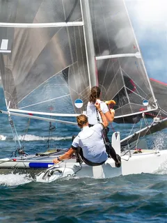 在海里冲浪的小船