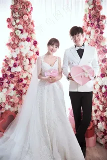 浪漫花柱里的情侣婚纱样片 浪漫花柱里的情侣婚纱样片