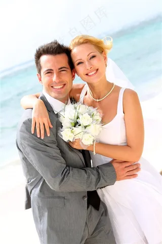 海边微笑的新人
