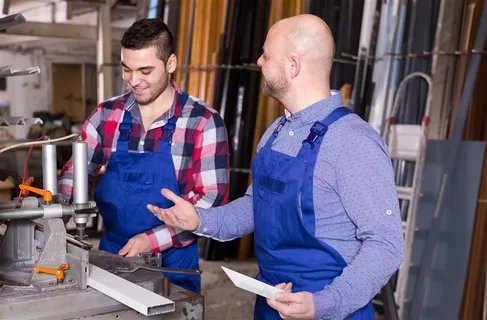 边工作边讨论的工人