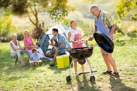 户外野炊的家庭