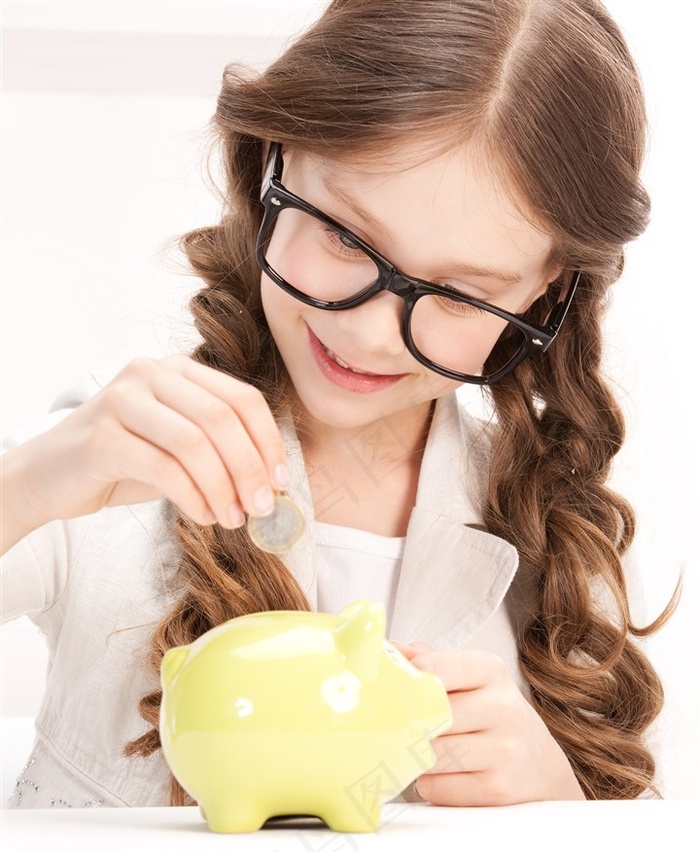 小女孩与储钱罐高清图片