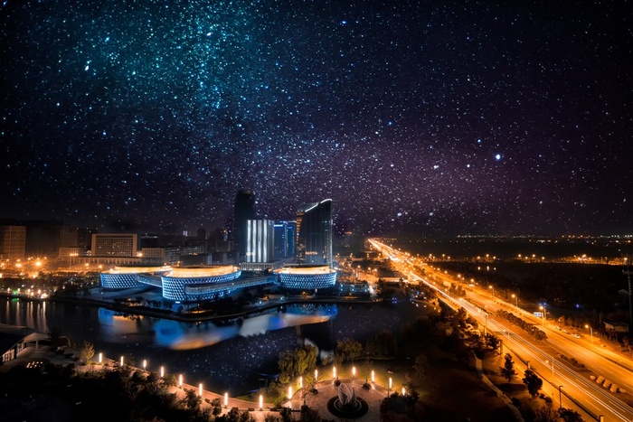 星空下的城市夜景