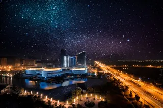 星空下的城市夜景