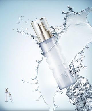 精美水润护肤品海报PSD分层素材