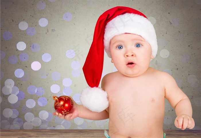 拿着彩球的圣诞宝宝