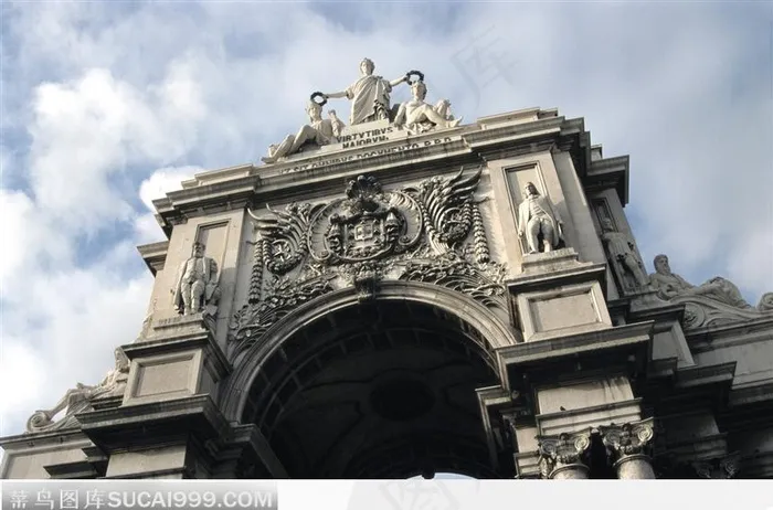 仰视雕塑拱门