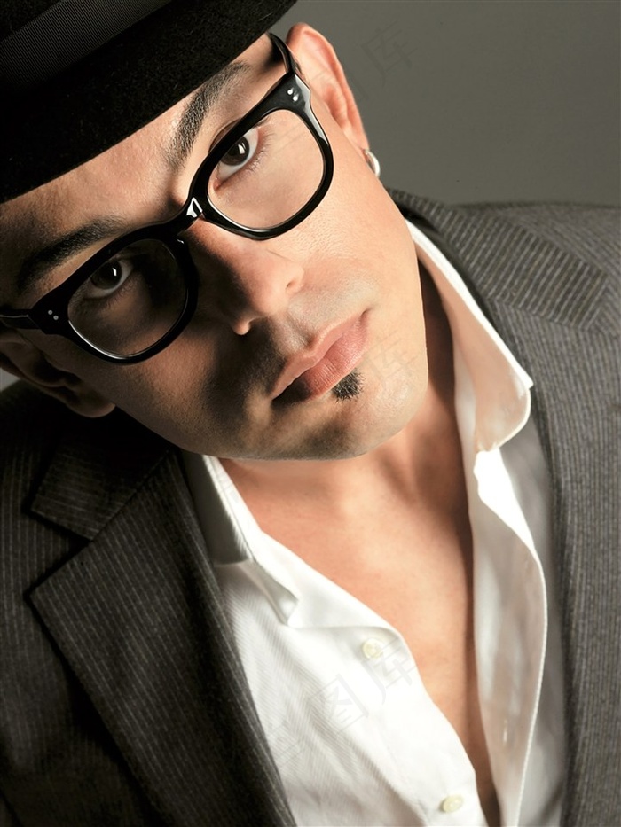 眼镜酷哥写真照