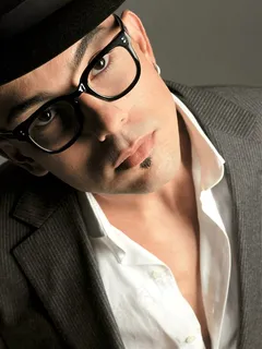 眼镜酷哥写真照