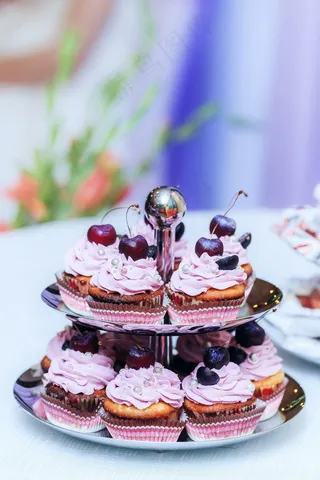 水果奶油纸杯小蛋糕图片