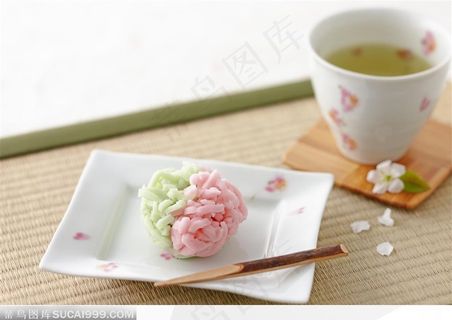 藤质桌面上的糖果点心和花茶