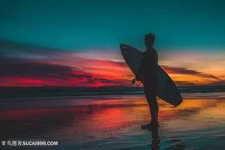 拿着冲浪板剪影人物大海风景图片