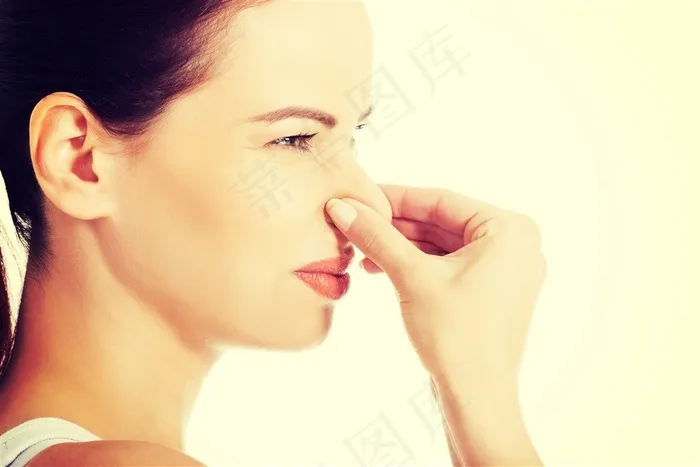 闻到刺鼻味道的外国女人