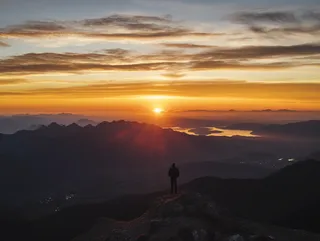 登山山顶看朝阳日出摄影图