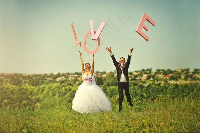 拍个性婚纱照的夫妻
