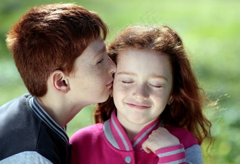 小孩子的情侣照图片