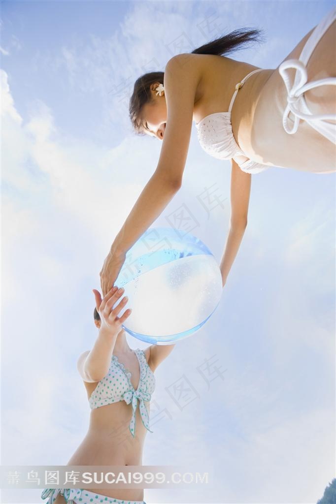 抱皮球的泳装美少女
