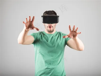 戴VR设备的时尚男士高清图片 戴VR设备的时尚男士高清图片