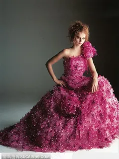 穿着晚礼服的美女