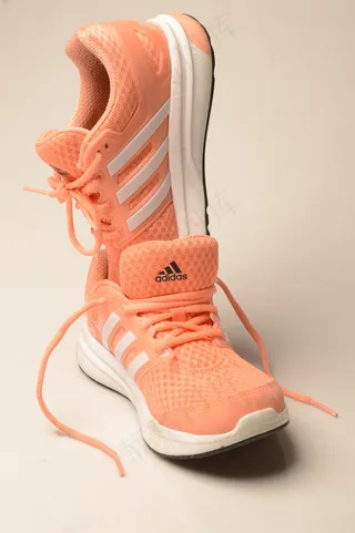 阿迪达斯运动鞋图片