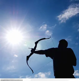 射击-手拿弓箭对着太阳准备射箭
