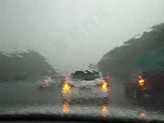 大雨中的汽车图片