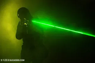 拿着枪军人特种兵