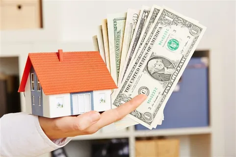 拿上拿着房子和美元