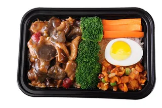 姬菇肉片快餐盖浇饭产品成品高清大图餐盒装夜市小吃免扣