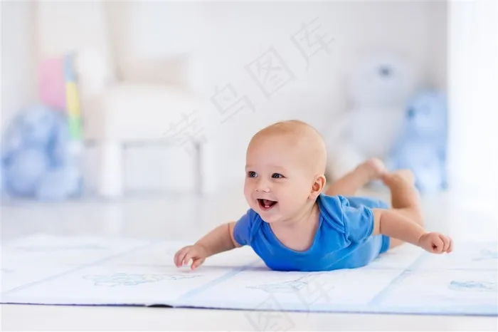 趴在地上跃起的小宝宝高清图片