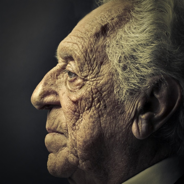 满脸皱纹的老爷爷侧面特写