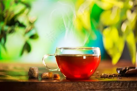 桌面上玻璃茶杯中的红色饮料高清图片 桌面上玻璃茶杯中的红色饮料高清图片