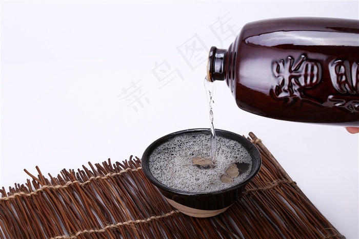 高浓度辛辣的白酒摄影图片