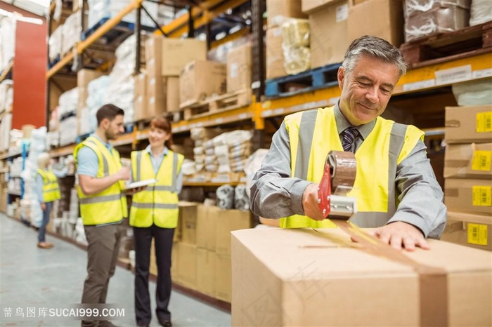 正在打包货物的工作人员