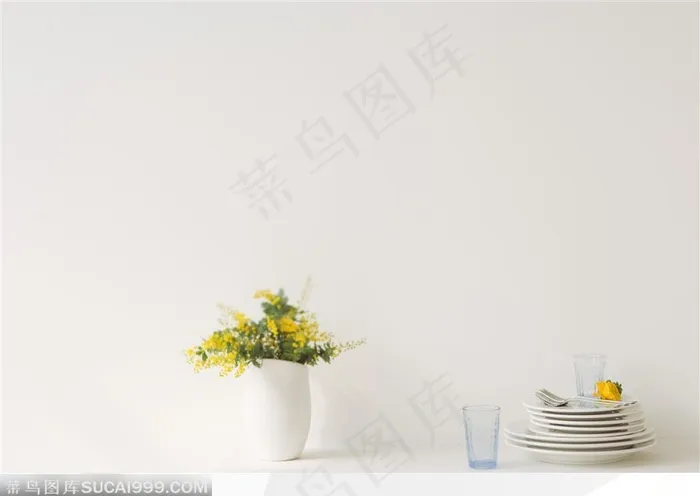 远看桌子上的餐具和鲜花