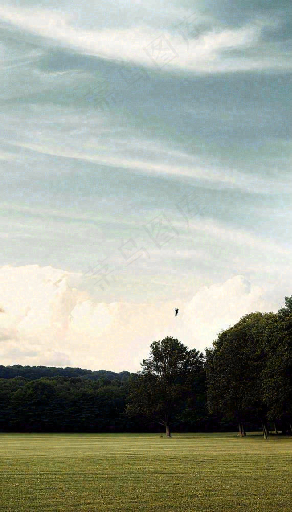 天空白云下的草坪放风筝，简约踏青春天摄影图