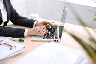 操作笔记本电脑的职业女性高清图片