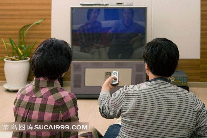 看电视的夫妻