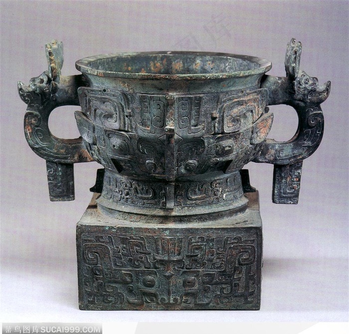 刻满兽面纹的酒杯