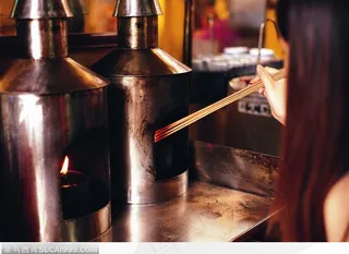 正在点香的妇女