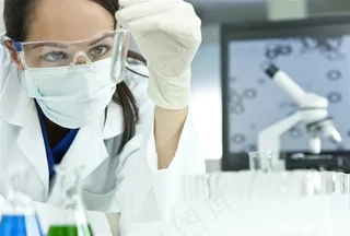 正在观察试剂的科研人员高清图