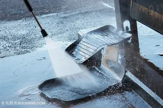 喷水枪正在清洗刹车皮高清摄影