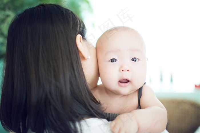 被妈妈抱着的可爱婴儿
